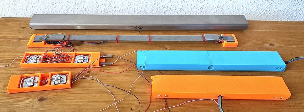 Das Bild zeigt Entwicklungsstufen der Stockwaagenentwicklung vom 3D-Druck zum Edelstahl-Prototypen