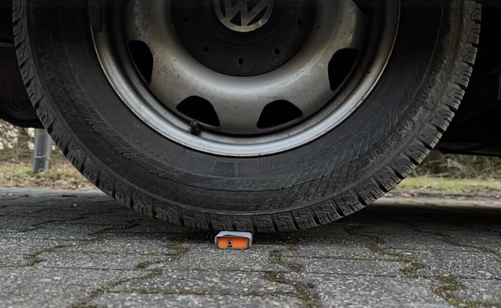 Bild zeigt, wie ein VW T5 über den Steel4Bees Prototypen fährt