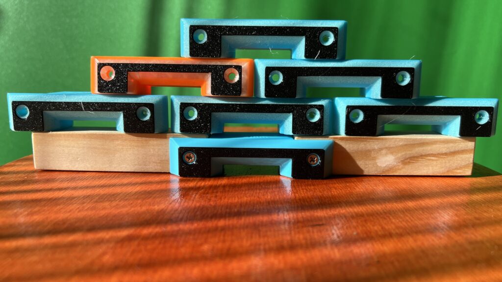 Das Bild zeigt die Anti Vespa velutina Flugloch Einengung. Oben als Bauteil, unten als Fluglochkeil für Mini Plus montiert,