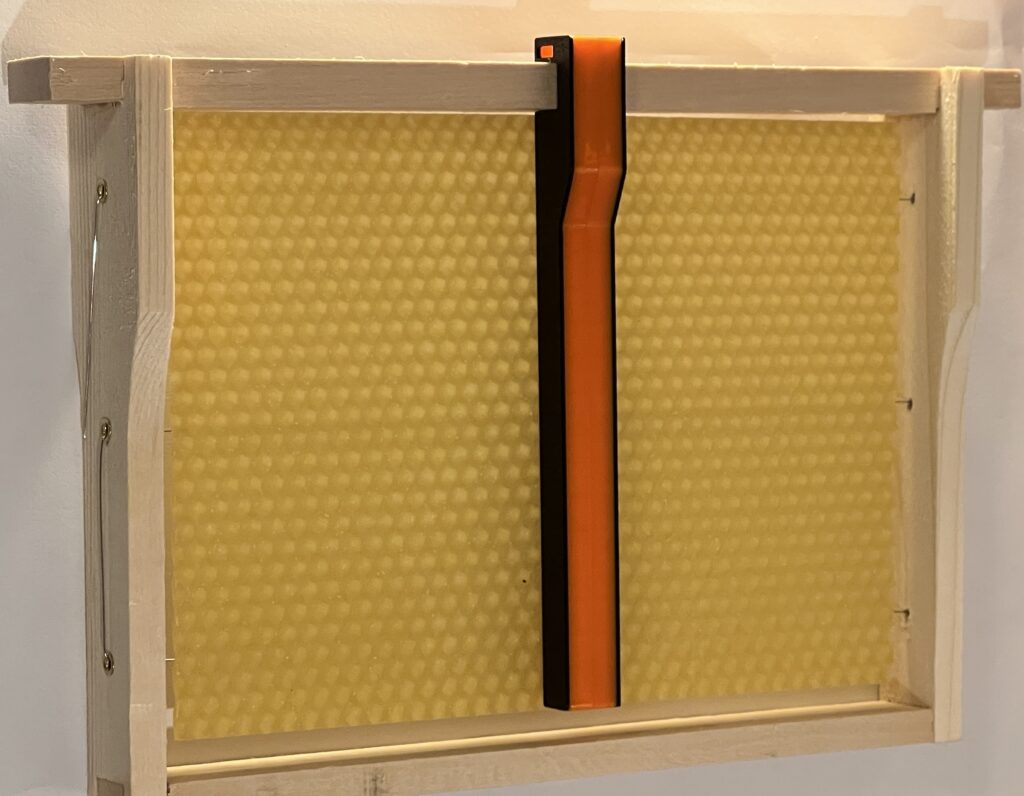 Das Bild zeigt den Biene40 Wabensensor auf einer frischen Mittelwand in Mini Plus