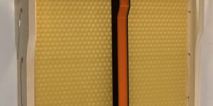 Das Bild zeigt den Biene40 Wabensensor auf einer frischen Mittelwand in Mini Plus