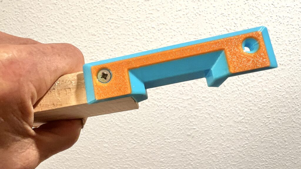 Das Bild zeigt einen Prototypen - noch mit orangener Front - des Fluglochkeils für den seitlichen Einbau